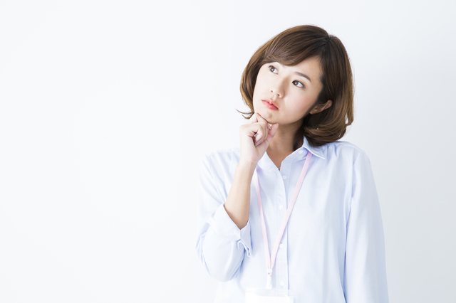 給湯器を交換しようか悩む女性